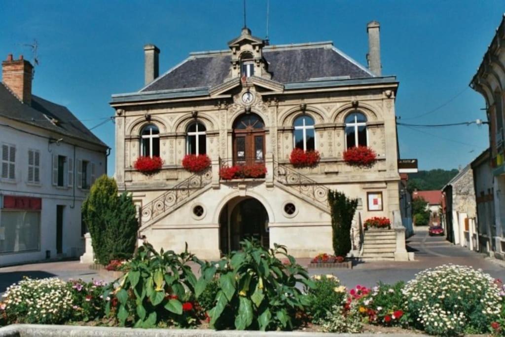 Au Coeur De Bruyeres Bruyeres-et-Montberault Exterior foto